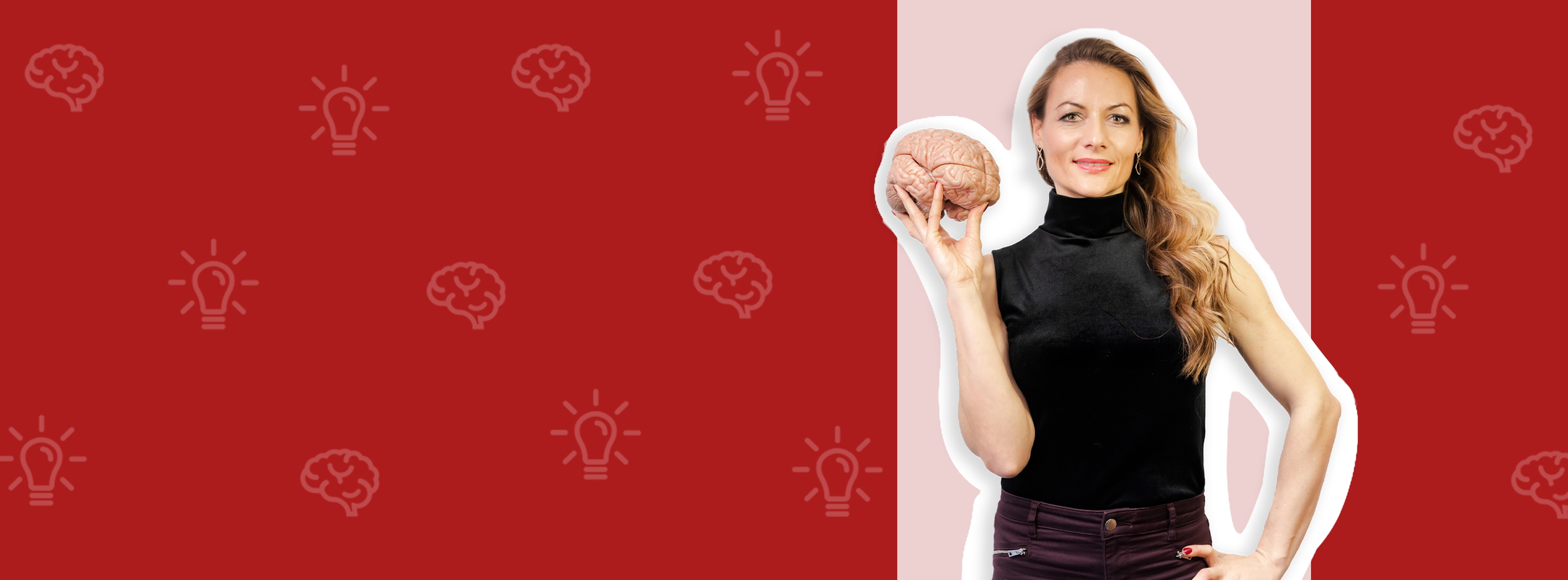Image d'une femme souriante tenant un cerveau en plastique dans sa main. Elle porte un top noir et des pantalons foncés. Le fond est rouge avec des motifs de cerveaux et d'ampoules, symbolisant des idées et la créativité.