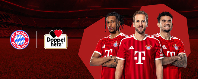 Des joueurs de football du Bayern Munich portent des maillots rouges avec le logo du club. Ils posent ensemble, souriant. À gauche, il y a le logo du club et à droite, le logo de la marque Doppelherz. L'arrière-plan montre un stade de football.